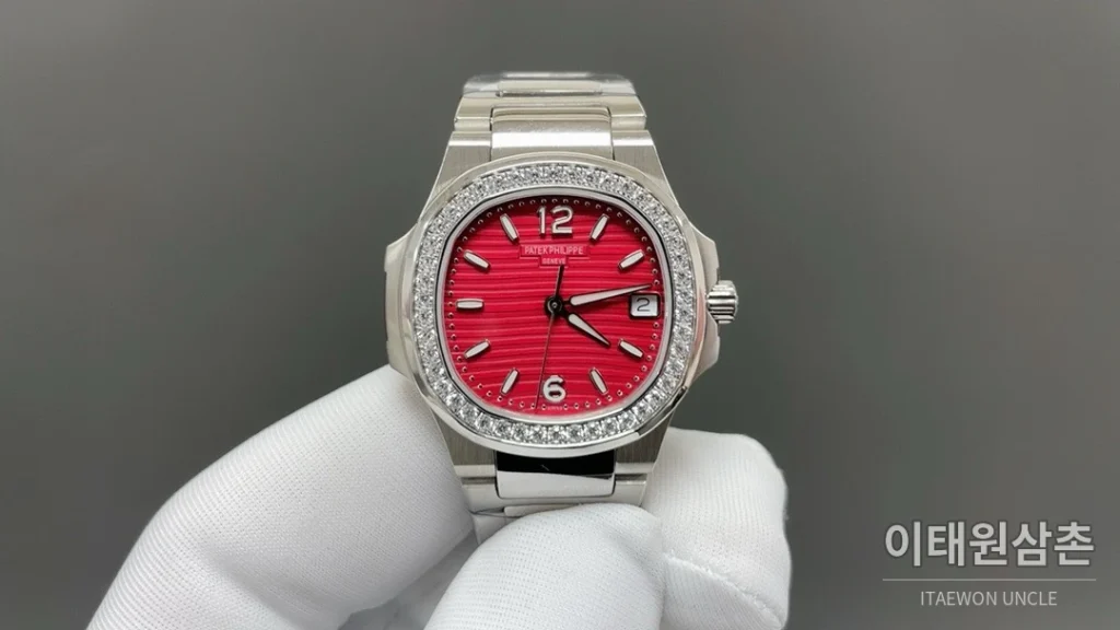 파텍필립 노틸러스 쿼츠 32mm 멀티컬러 다이얼