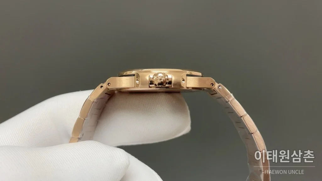 파텍필립 노틸러스 쿼츠 32mm 자개 다이얼