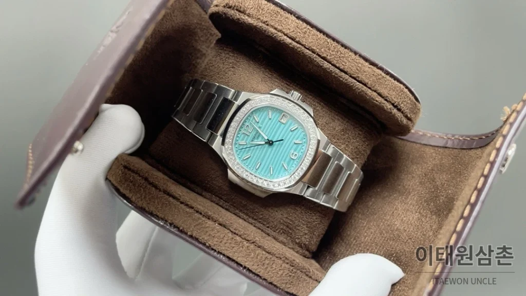 파텍필립 노틸러스 쿼츠 32mm 멀티컬러 다이얼