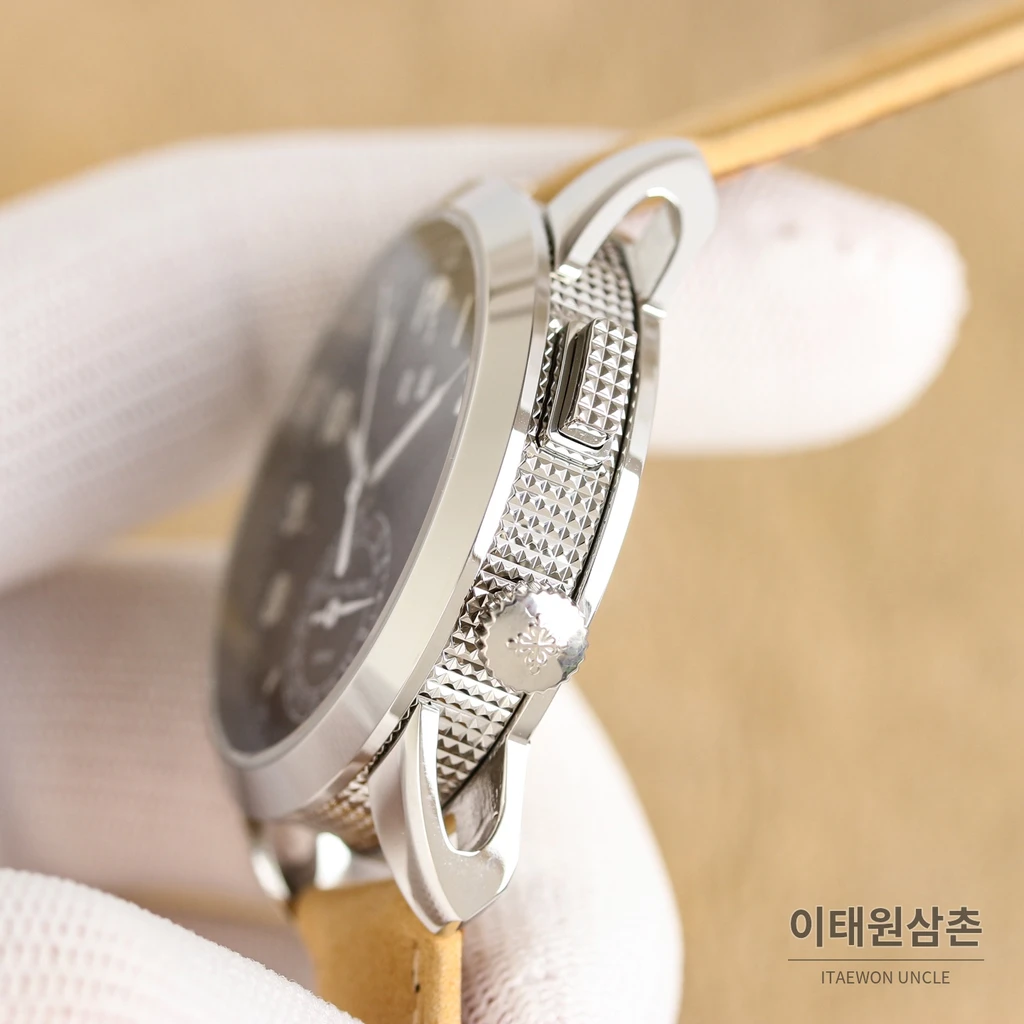파텍필립 파일럿 트래블 타임 블랙 다이얼 베이지 스트랩 오토매틱 시계 41mm