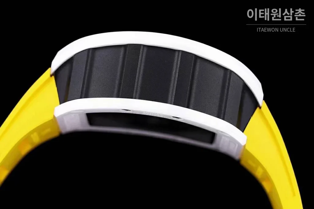 리차드밀 RM11-FM 플라이백 크로노그래프 카본 세라믹 스켈레톤 오토매틱 50mm 블랙 다이얼 옐로우 러버 스트랩 화이트 베젤