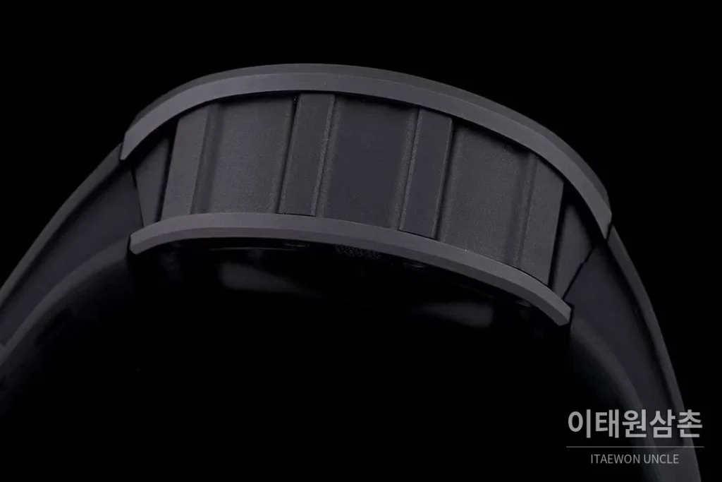 리차드밀 RM11-FM 플라이백 크로노그래프 카본 세라믹 스켈레톤 오토매틱 50mm 스켈레톤 다이얼 블랙 러버 스트랩 블랙 베젤 (2)