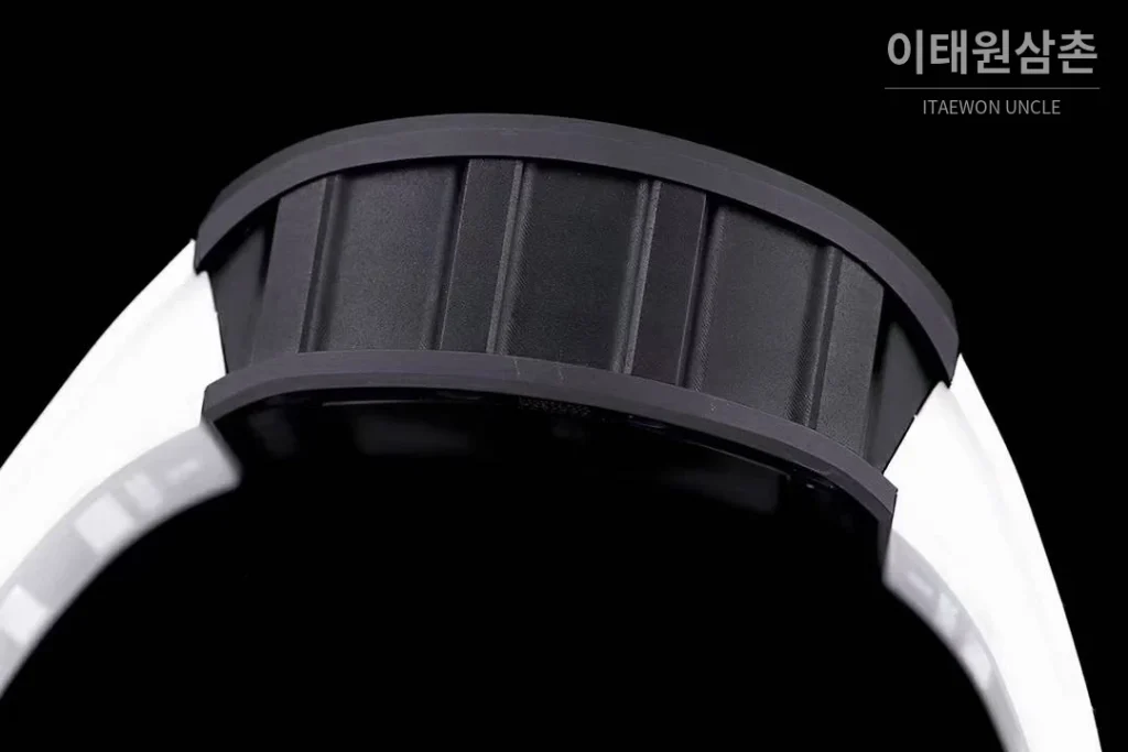리차드밀 RM11-FM 플라이백 크로노그래프 카본 세라믹 스켈레톤 오토매틱 50mm 스켈레톤 다이얼 화이트 러버 스트랩 블랙 베젤