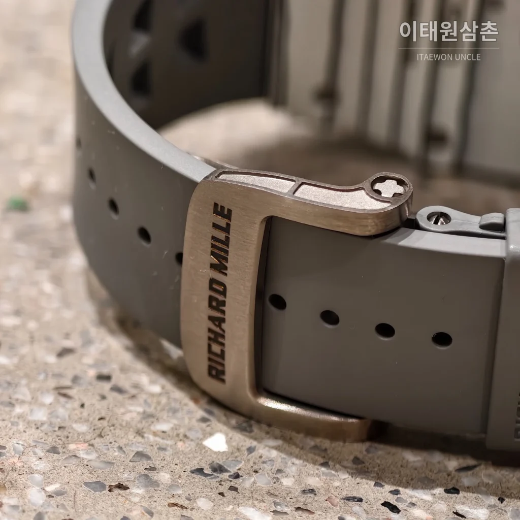 리차드밀 RM35-01 카본파이버 스켈레톤 오토매틱 49.94mm 블랙 그레이 러버 스트랩