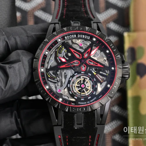 로저드뷔 엑스칼리버 오토매틱 46mm 스켈레톤 다이얼 블랙 러버 스트랩 블랙 베젤