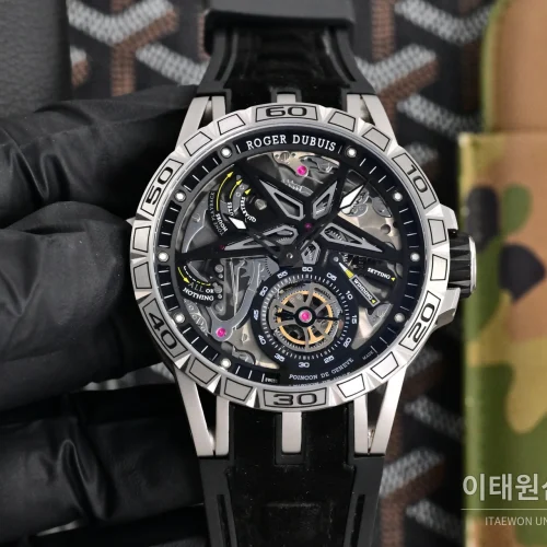 로저드뷔 엑스칼리버 오토매틱 46mm 스켈레톤 다이얼 블랙 러버 스트랩 실버 베젤