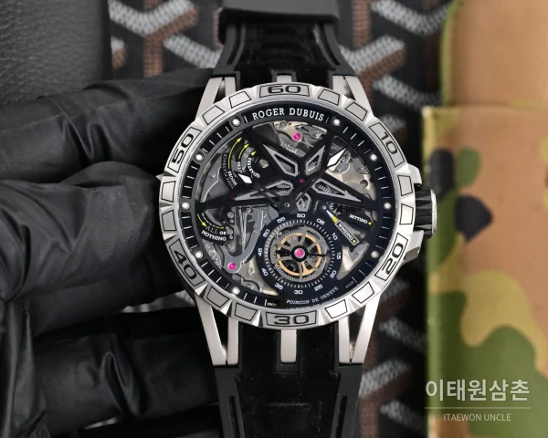 로저드뷔 엑스칼리버 오토매틱 46mm 스켈레톤 다이얼 블랙 러버 스트랩 실버 베젤