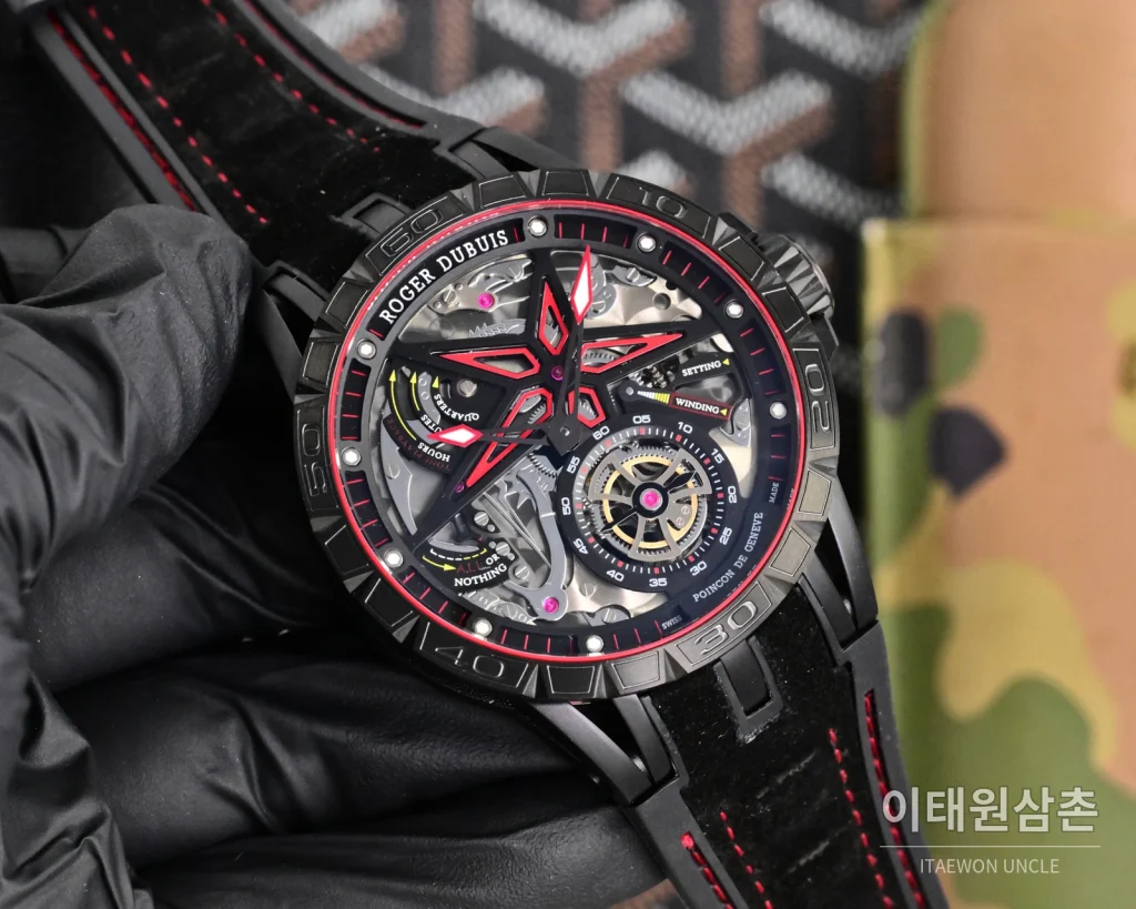 로저드뷔 엑스칼리버 오토매틱 46mm 스켈레톤 다이얼 블랙 러버 스트랩 블랙 베젤
