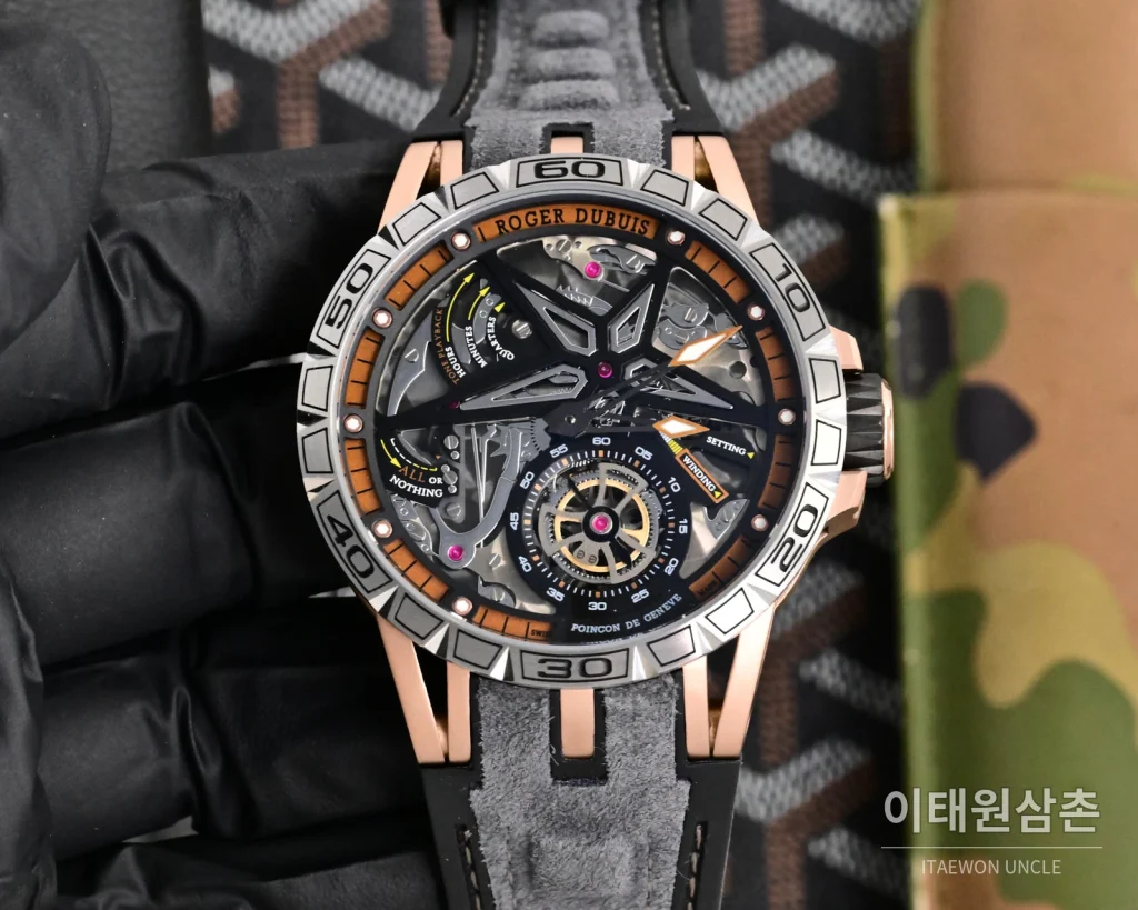 로저드뷔 엑스칼리버 오토매틱 46mm 스켈레톤 다이얼 블랙 러버 스트랩 실버 베젤