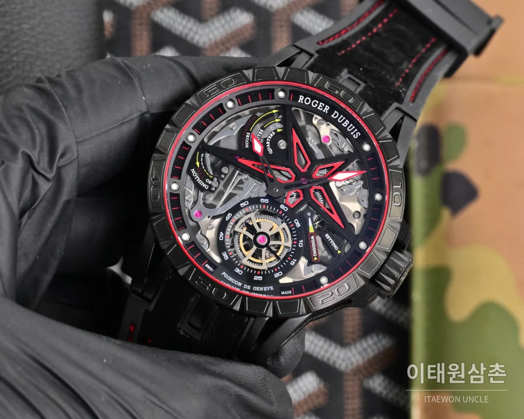 로저드뷔 엑스칼리버 오토매틱 46mm 스켈레톤 다이얼 블랙 러버 스트랩 블랙 베젤