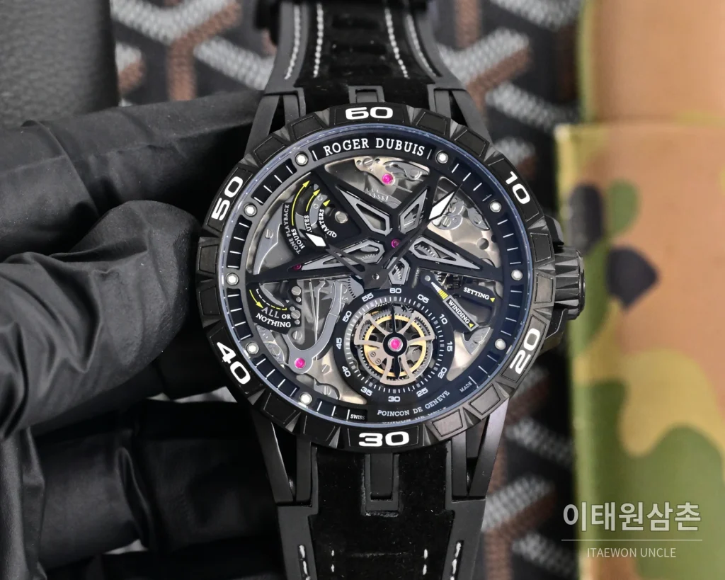 로저드뷔 엑스칼리버 오토매틱 46mm 스켈레톤 다이얼 블랙 러버 스트랩 실버 베젤