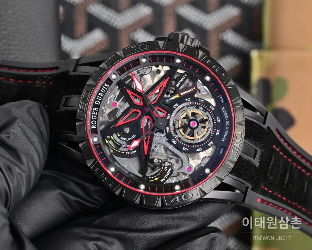 로저드뷔 엑스칼리버 오토매틱 46mm 스켈레톤 다이얼 블랙 러버 스트랩 블랙 베젤