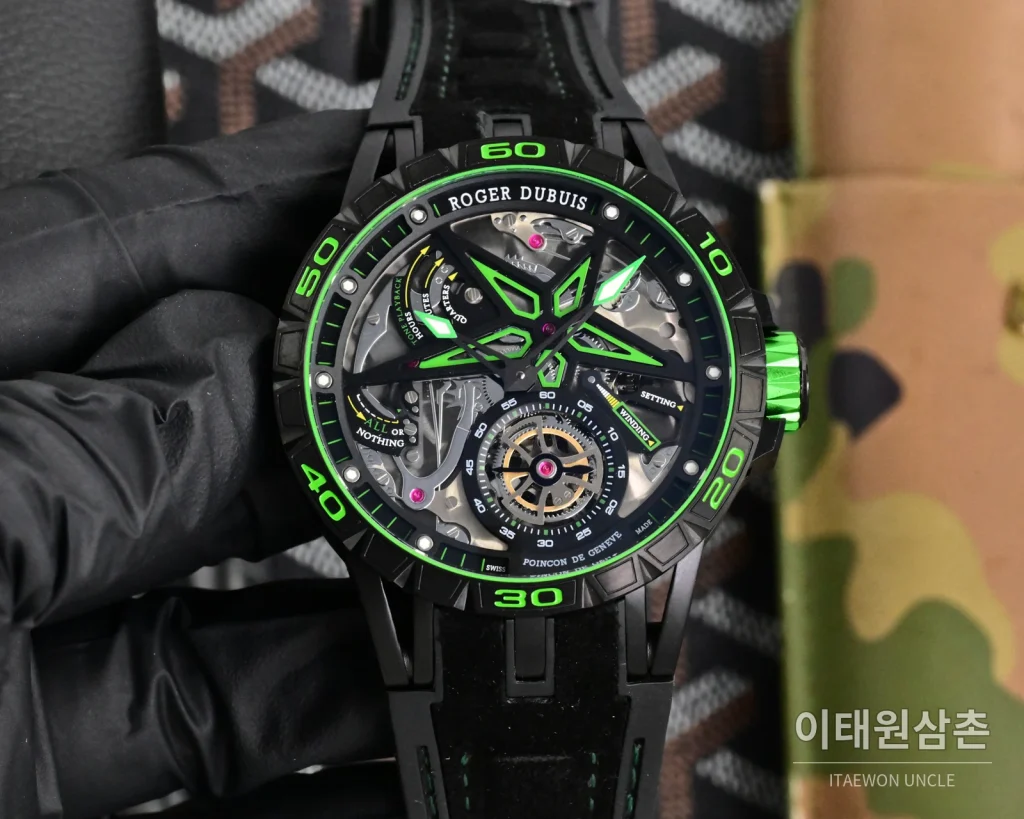 로저드뷔 엑스칼리버 오토매틱 46mm 스켈레톤 다이얼 블랙 러버 스트랩 실버 베젤