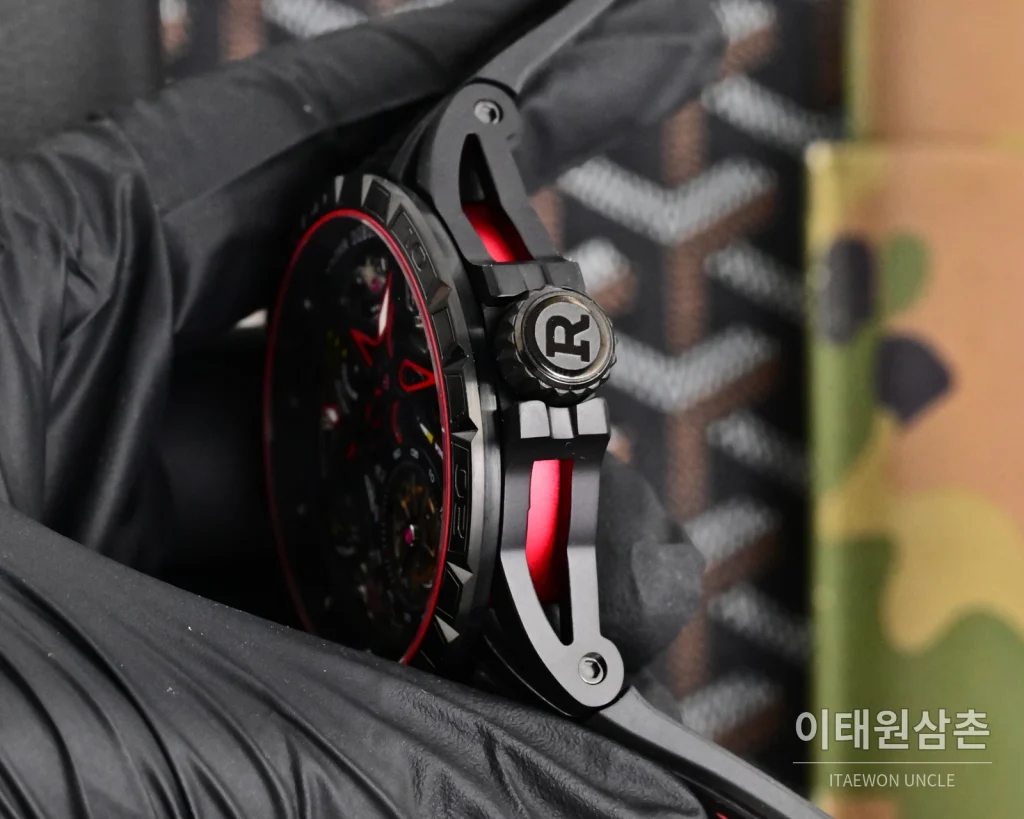 로저드뷔 엑스칼리버 오토매틱 46mm 스켈레톤 다이얼 블랙 러버 스트랩 블랙 베젤