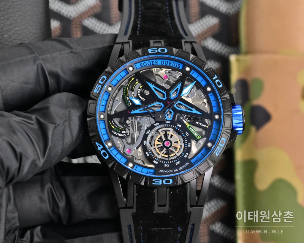 로저드뷔 엑스칼리버 오토매틱 46mm 스켈레톤 다이얼 블랙 러버 스트랩 실버 베젤