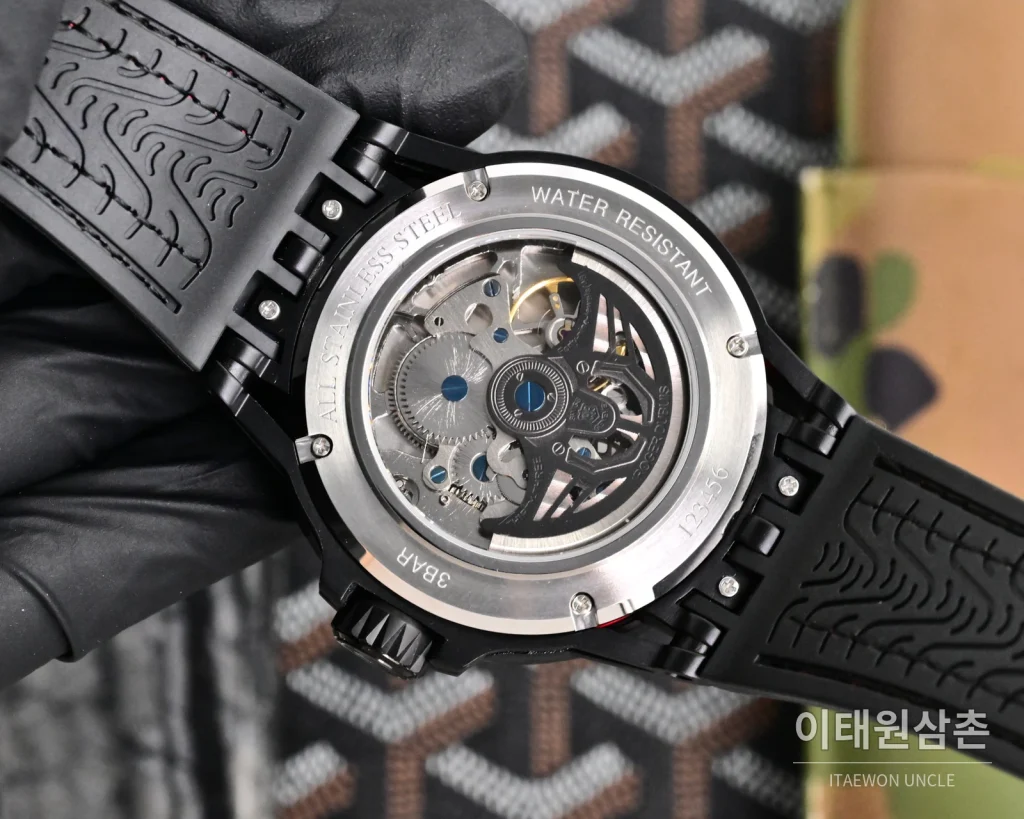 로저드뷔 엑스칼리버 오토매틱 46mm 스켈레톤 다이얼 블랙 러버 스트랩 블랙 베젤