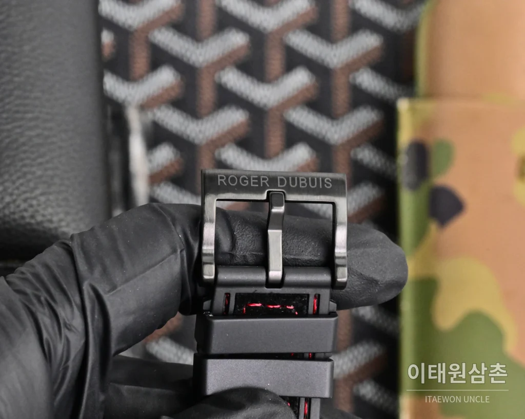 로저드뷔 엑스칼리버 오토매틱 46mm 스켈레톤 다이얼 블랙 러버 스트랩 블랙 베젤