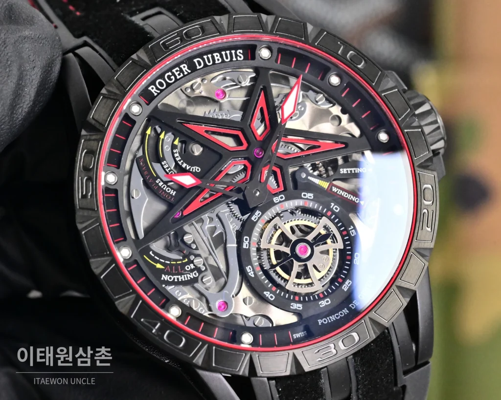 로저드뷔 엑스칼리버 오토매틱 46mm 스켈레톤 다이얼 블랙 러버 스트랩 블랙 베젤