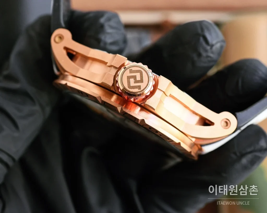 로저드뷔 엑스칼리버 스켈레톤 더블밸런스 티타늄 오토매틱 46mm 스켈레톤 다이얼 화이트 러버 스트랩
