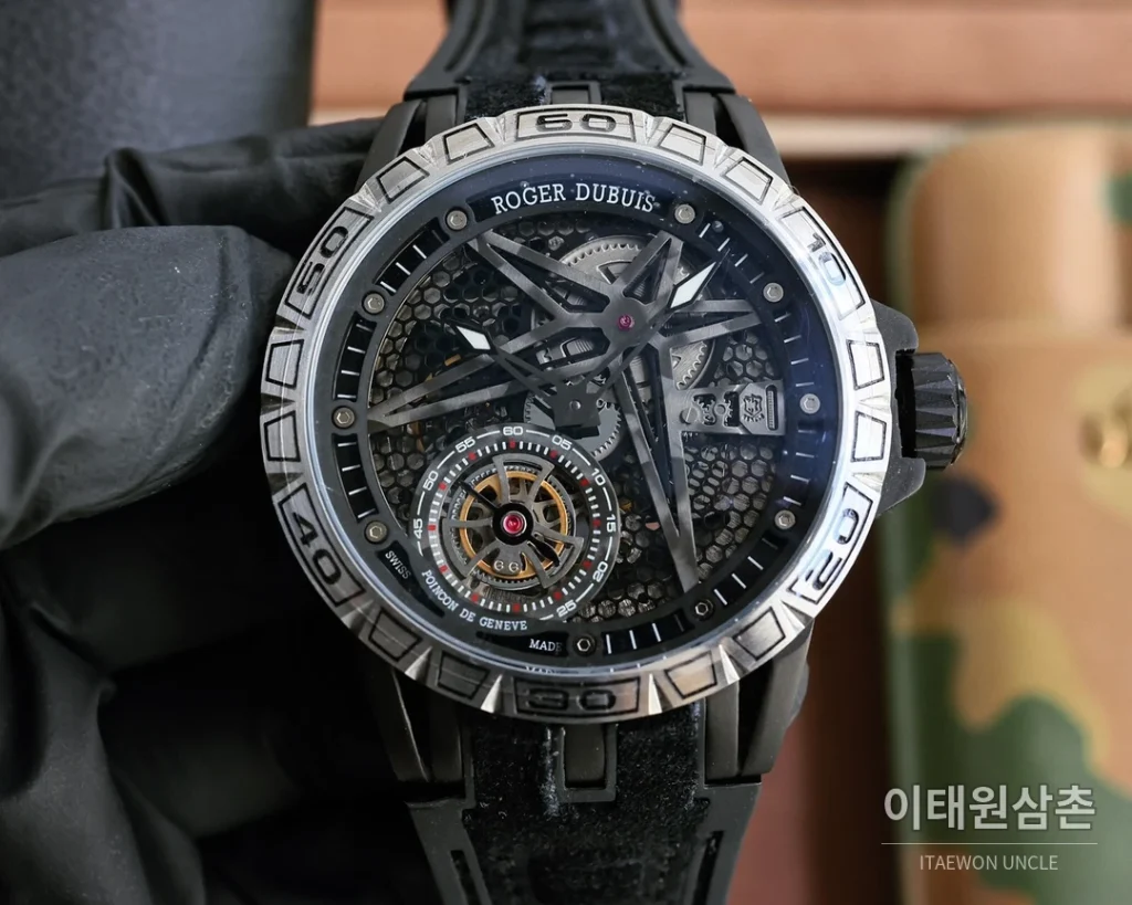 로저드뷔 엑스칼리버 스켈레톤 더블밸런스 티타늄 오토매틱 46mm 스켈레톤 다이얼 레드 러버 스트랩