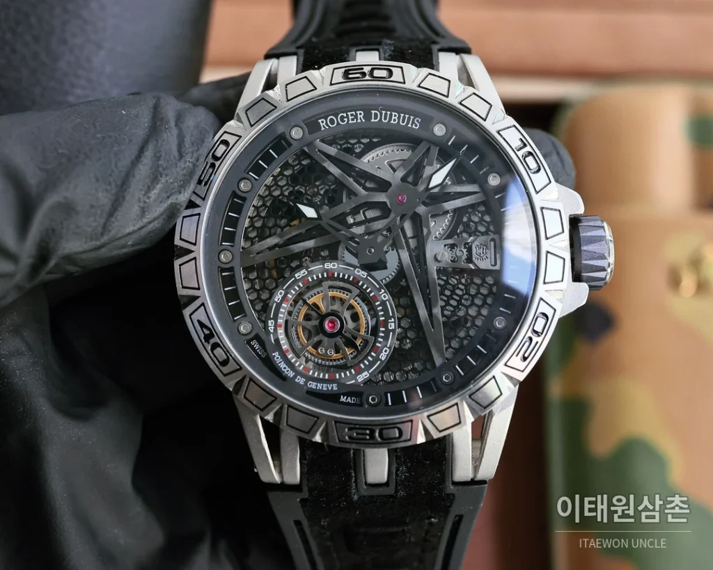 로저드뷔 엑스칼리버 스켈레톤 더블밸런스 티타늄 오토매틱 46mm 스켈레톤 다이얼 레드 러버 스트랩