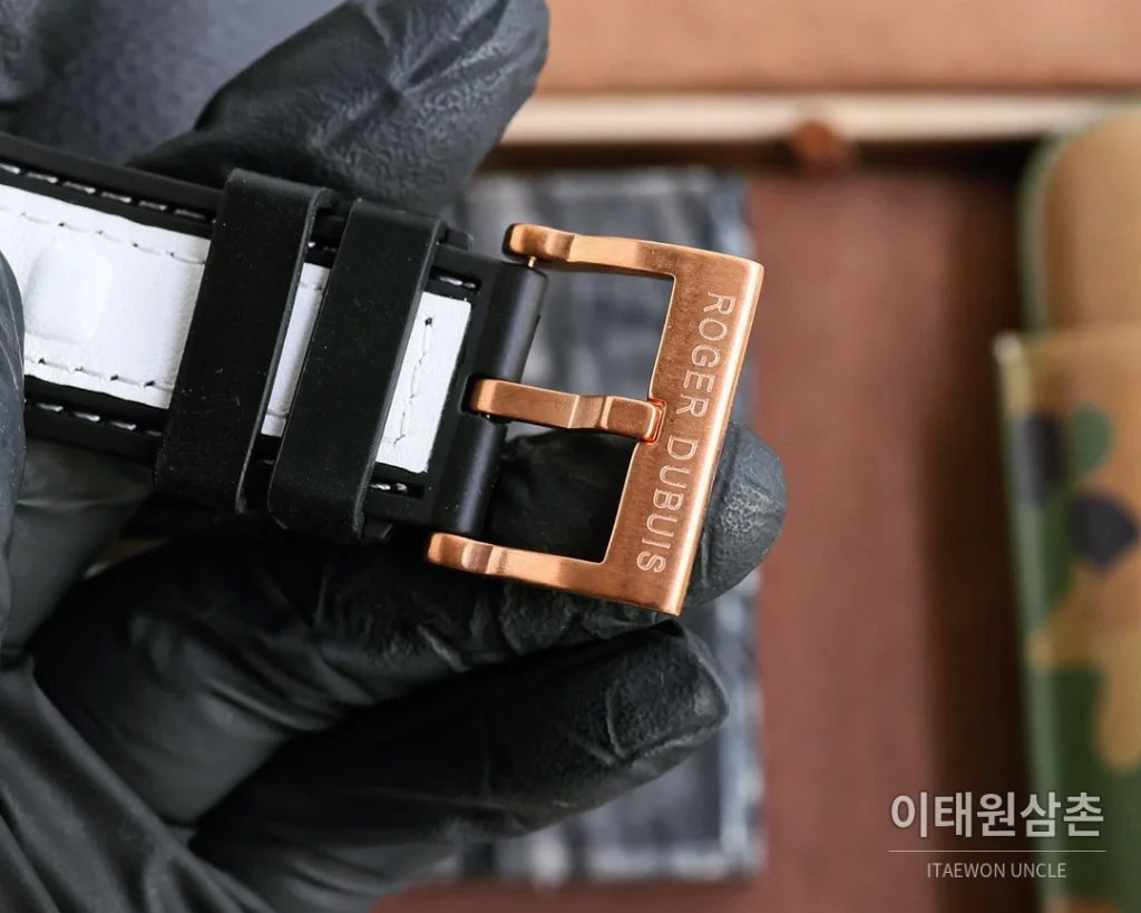 로저드뷔 엑스칼리버 스켈레톤 더블밸런스 티타늄 오토매틱 46mm 스켈레톤 다이얼 화이트 러버 스트랩