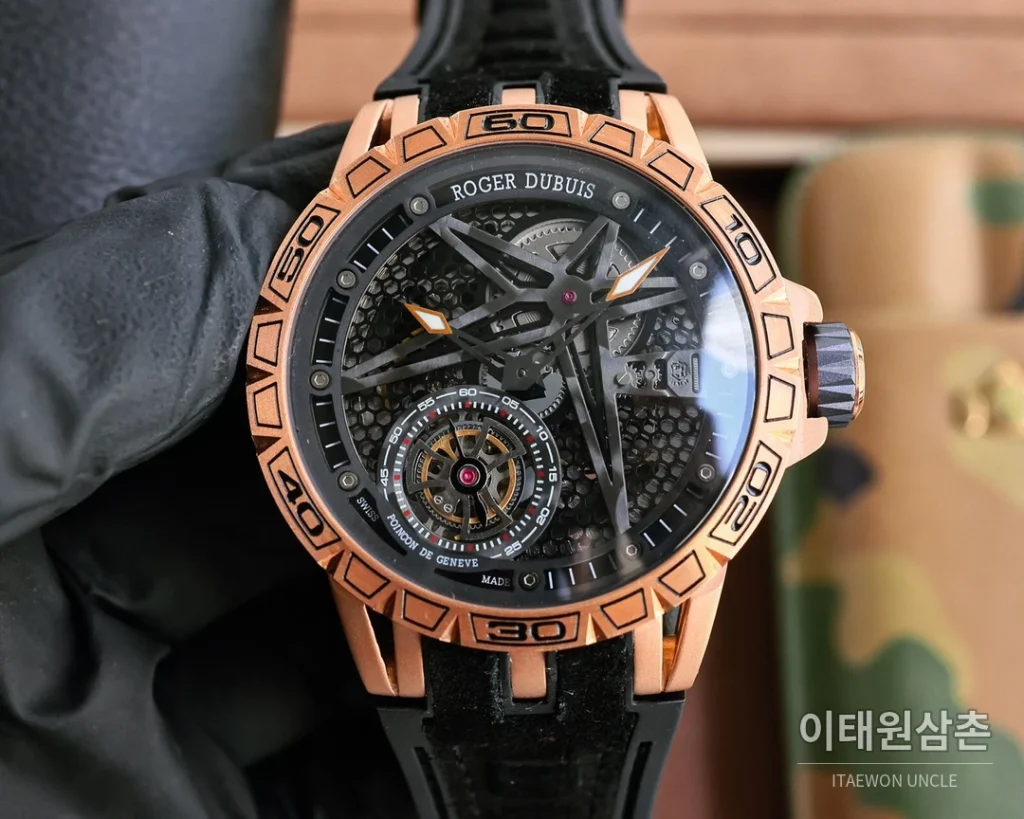로저드뷔 엑스칼리버 스켈레톤 더블밸런스 티타늄 오토매틱 46mm 스켈레톤 다이얼 화이트 러버 스트랩