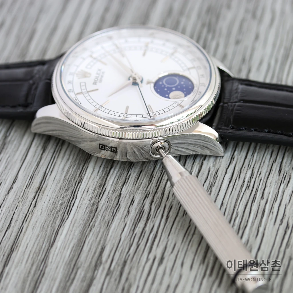 롤렉스 첼리니 문페이즈 스틸 실버 베젤 화이트 다이얼 오토매틱 39mm