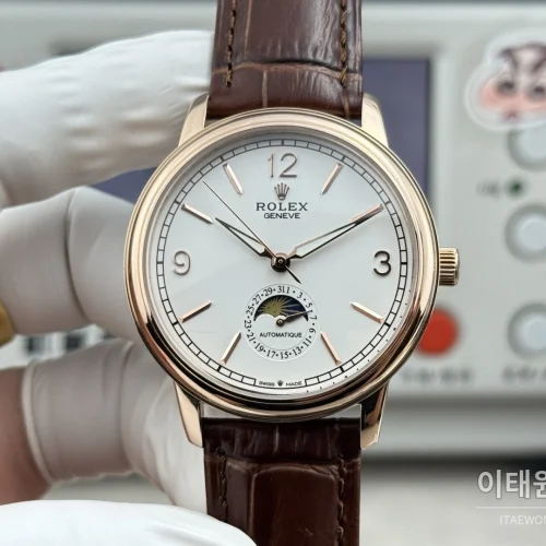 롤렉스 셀리니 문페이즈 블루에나멜 오토매틱 40mm 화이트 다이얼 브라운 가죽 스트랩 로즈골드 베젤 롤렉스 셀리니 문페이즈 블루에나멜 오토매틱 40mm 화이트 다이얼 브라운 가죽 스트랩 로즈골드 베젤