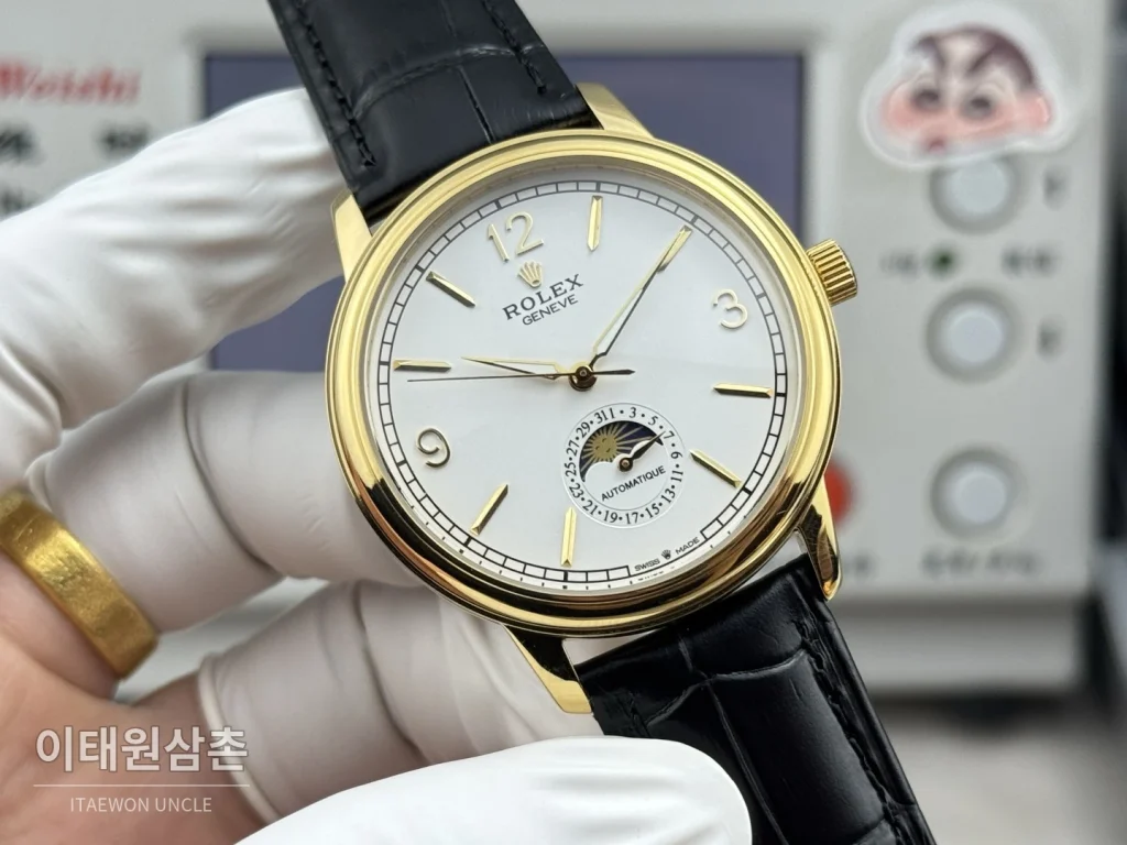 롤렉스 셀리니 문페이즈 블루에나멜 오토매틱 40mm 화이트 다이얼 블랙 가죽 스트랩 골드 베젤