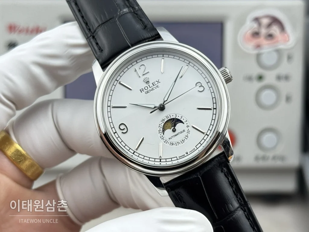 롤렉스 셀리니 문페이즈 블루에나멜 오토매틱 40mm 화이트 다이얼 블랙 가죽 스트랩