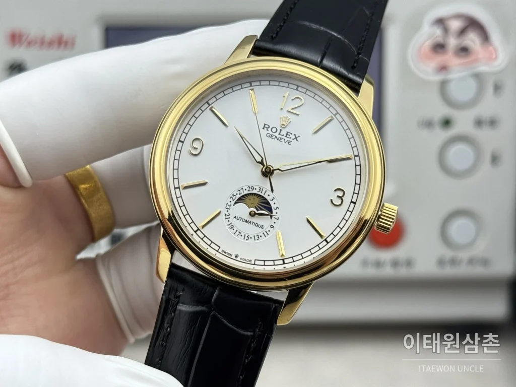 롤렉스 셀리니 문페이즈 블루에나멜 오토매틱 40mm 화이트 다이얼 블랙 가죽 스트랩 골드 베젤