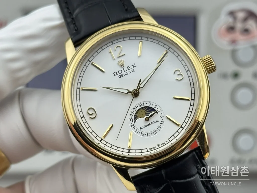롤렉스 셀리니 문페이즈 블루에나멜 오토매틱 40mm 화이트 다이얼 블랙 가죽 스트랩 골드 베젤