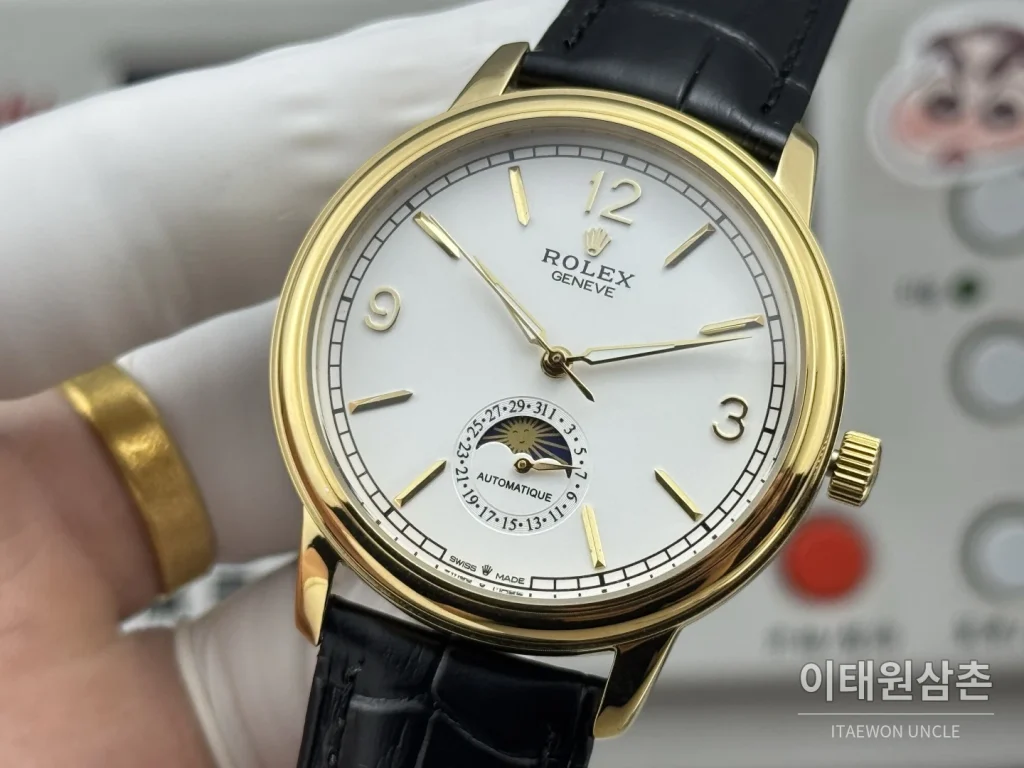 롤렉스 셀리니 문페이즈 블루에나멜 오토매틱 40mm 화이트 다이얼 블랙 가죽 스트랩 골드 베젤