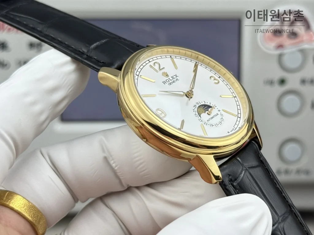 롤렉스 셀리니 문페이즈 블루에나멜 오토매틱 40mm 화이트 다이얼 블랙 가죽 스트랩 골드 베젤