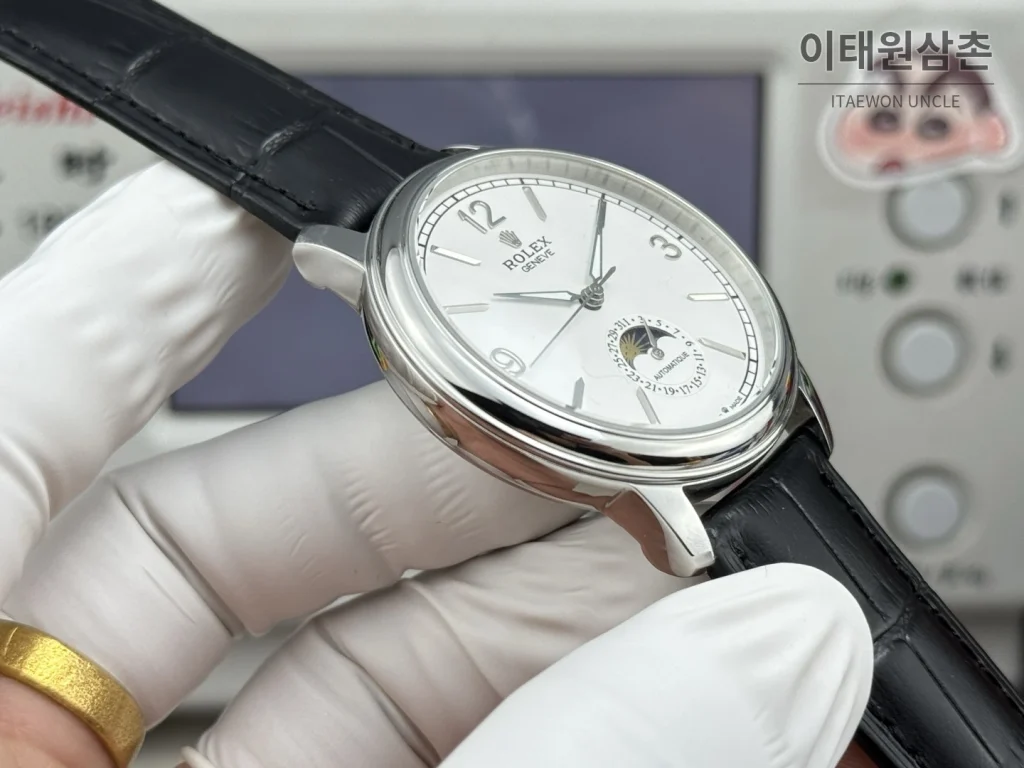 롤렉스 셀리니 문페이즈 블루에나멜 오토매틱 40mm 화이트 다이얼 블랙 가죽 스트랩