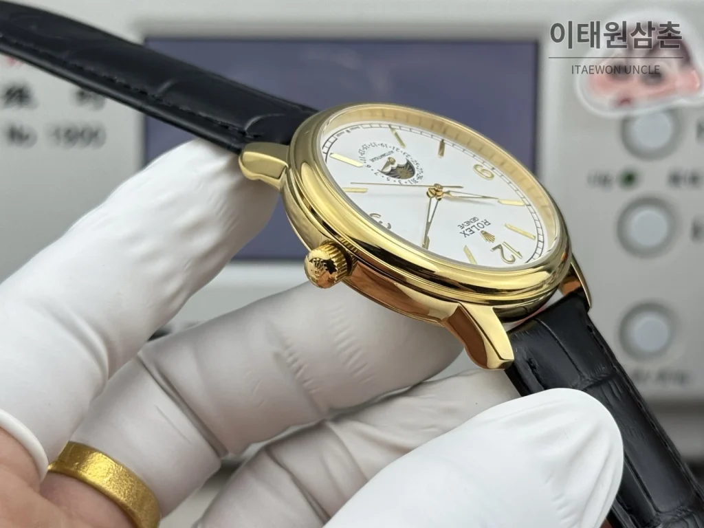 롤렉스 셀리니 문페이즈 블루에나멜 오토매틱 40mm 화이트 다이얼 블랙 가죽 스트랩 골드 베젤