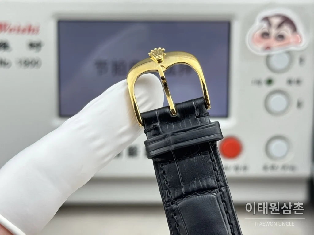 롤렉스 셀리니 문페이즈 블루에나멜 오토매틱 40mm 화이트 다이얼 블랙 가죽 스트랩 골드 베젤