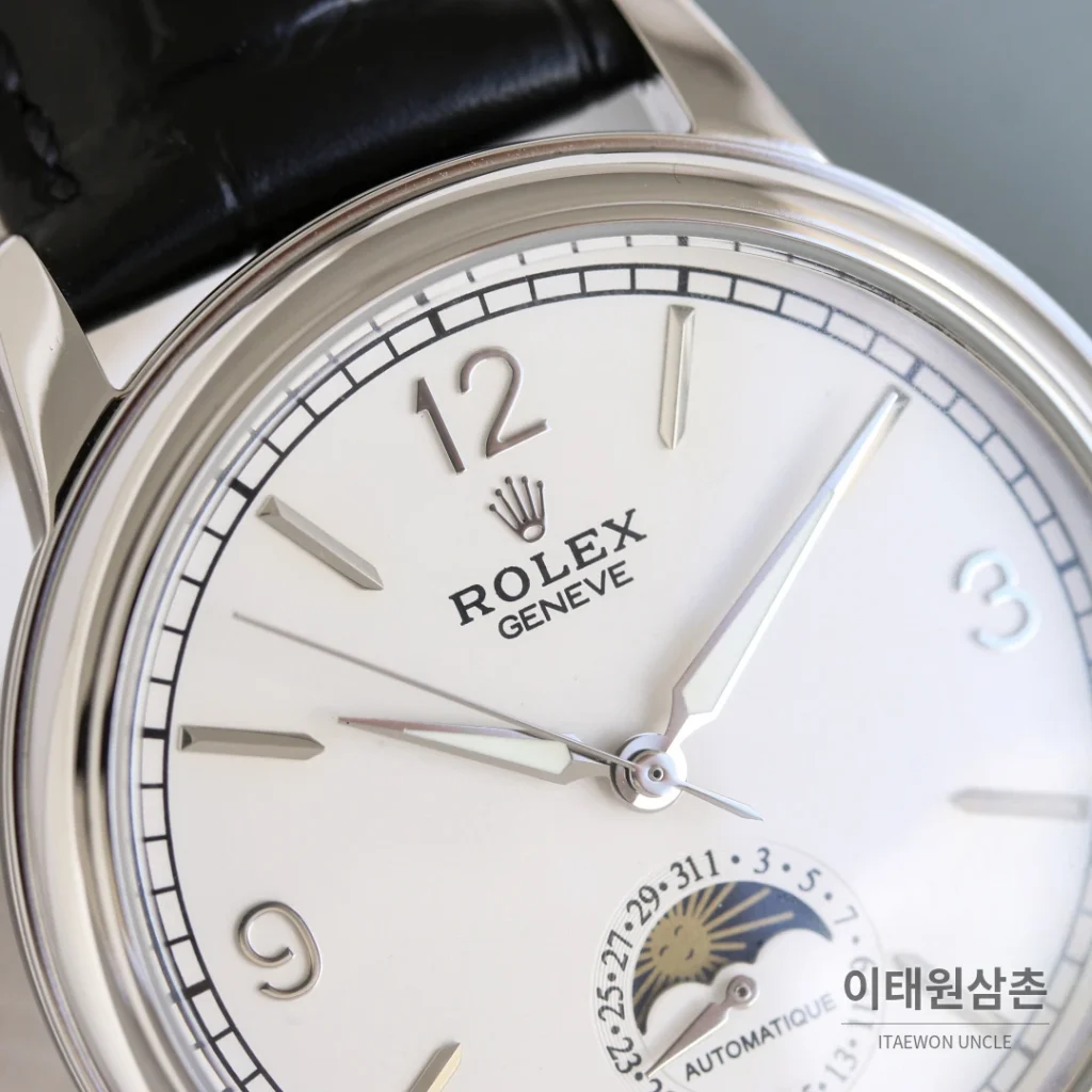 롤렉스 첼리니 문페이즈 스틸 문페이즈 오토매틱 40mm 화이트 다이얼 블랙 가죽 스트랩