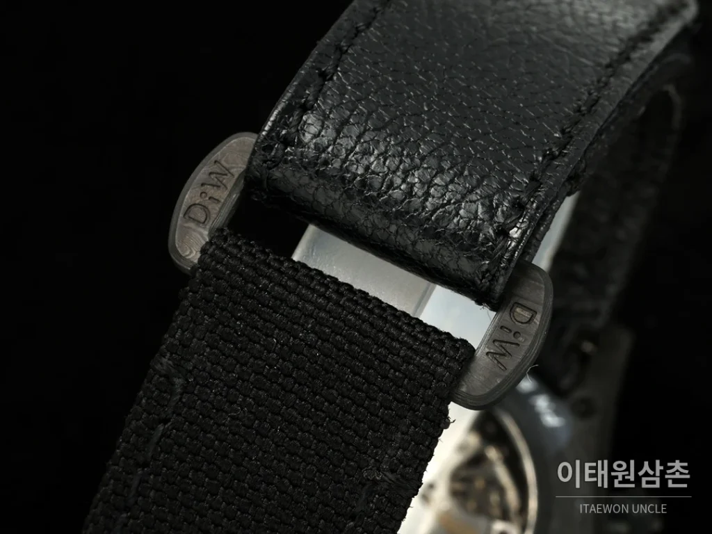 롤렉스 코스모그래프 데이토나 카본 스켈레톤백 크로노그래프 40mm 블랙 다이얼 블랙 나일론 스트랩 그레이 베젤