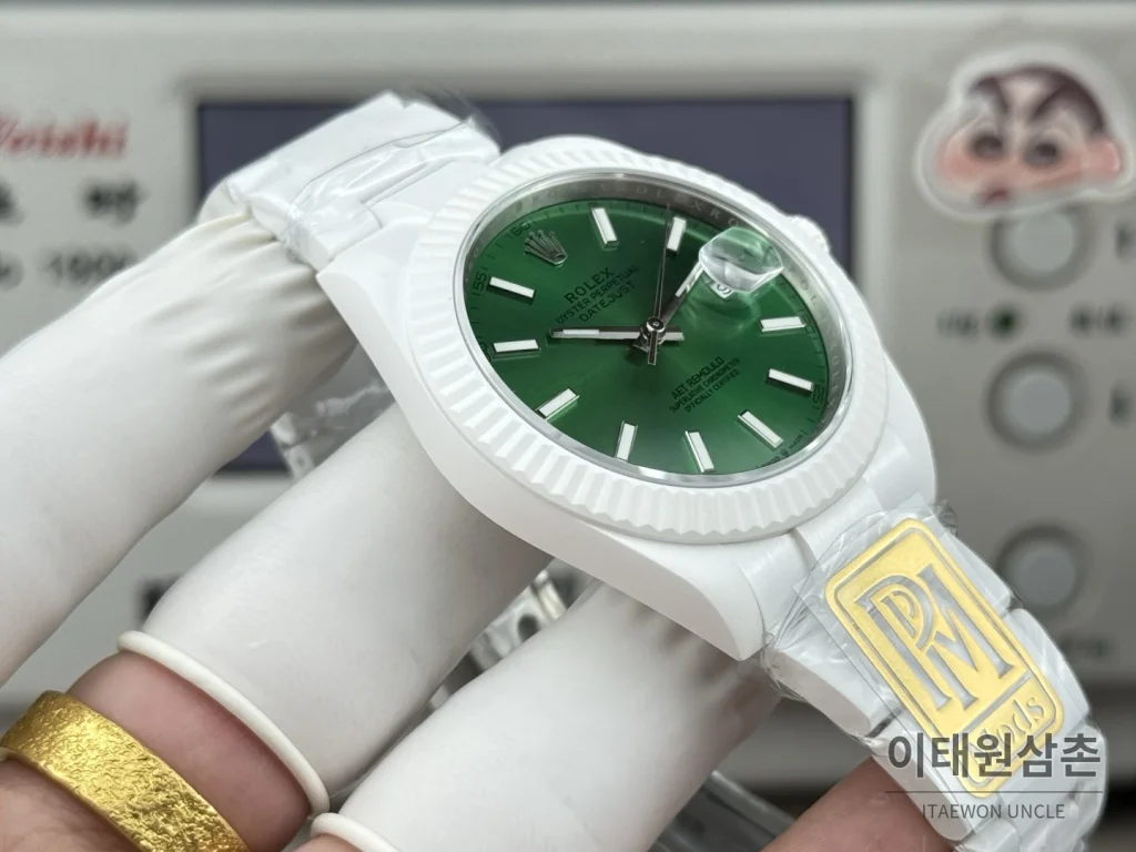 롤렉스 데이트저스트 화이트세라믹 선레이다이얼 오토매틱 41mm 화이트 러버 스트랩
