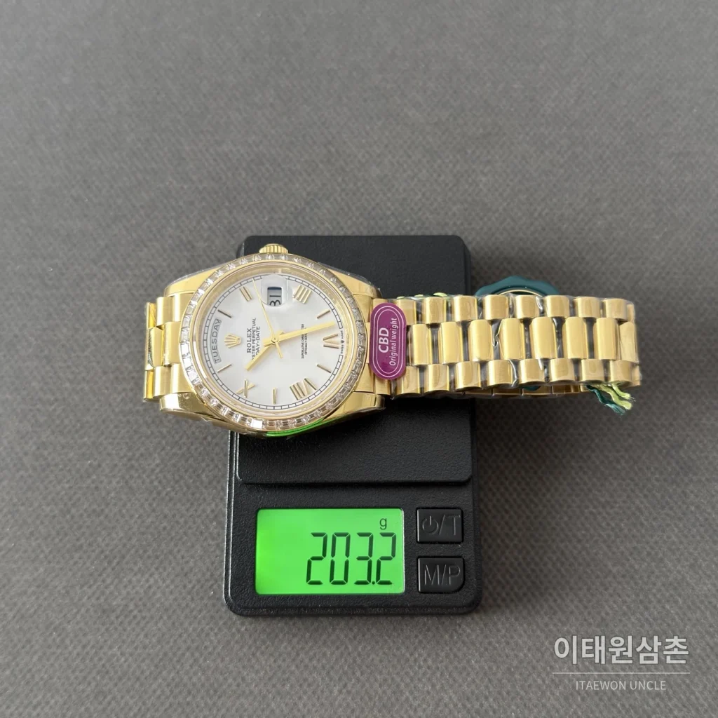 롤렉스 데이데이트 화이트 로만다이얼 스퀘어다이아 베젤 오토매틱