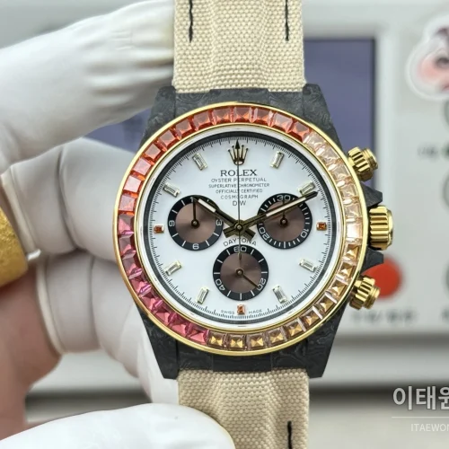 롤렉스 데이토나 카본파이버 블랙다이얼 크로노그래프 오토매틱 40mm 화이트 나일론 스트랩 롤렉스 데이토나 카본파이버 블랙다이얼 크로노그래프 오토매틱 40mm 화이트 나일론 스트랩