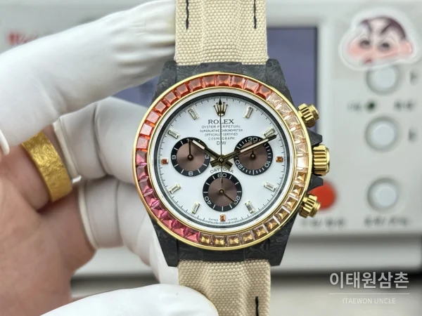 롤렉스 데이토나 카본파이버 블랙다이얼 크로노그래프 오토매틱 40mm 화이트 나일론 스트랩