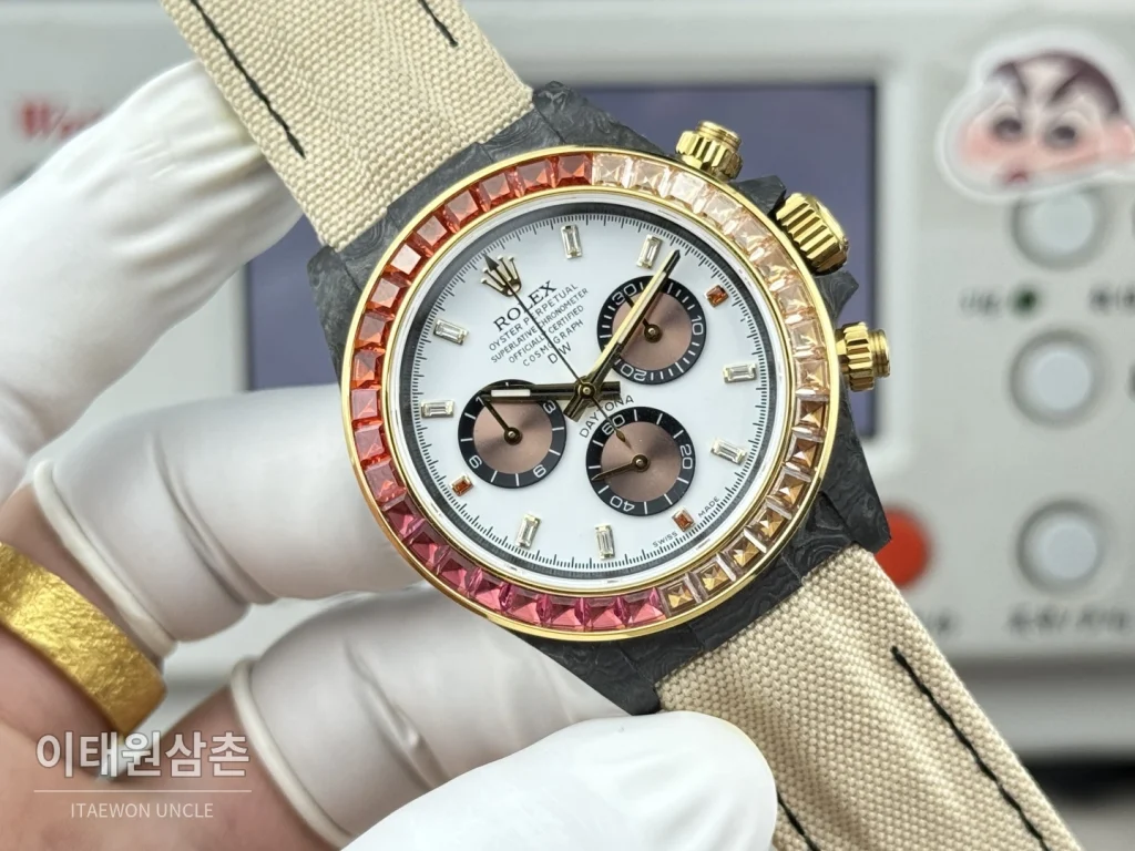 롤렉스 데이토나 카본파이버 블랙다이얼 크로노그래프 오토매틱 40mm 화이트 나일론 스트랩