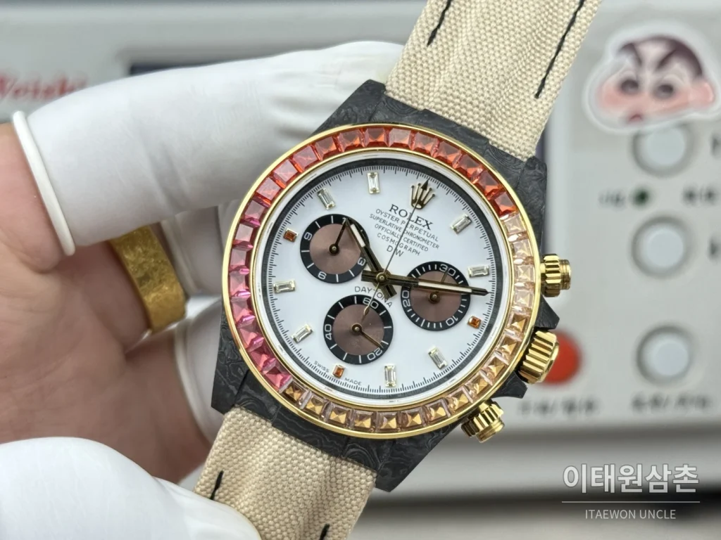 롤렉스 데이토나 카본파이버 블랙다이얼 크로노그래프 오토매틱 40mm 화이트 나일론 스트랩