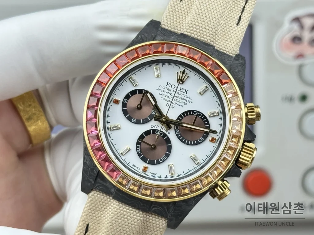 롤렉스 데이토나 카본파이버 블랙다이얼 크로노그래프 오토매틱 40mm 화이트 나일론 스트랩