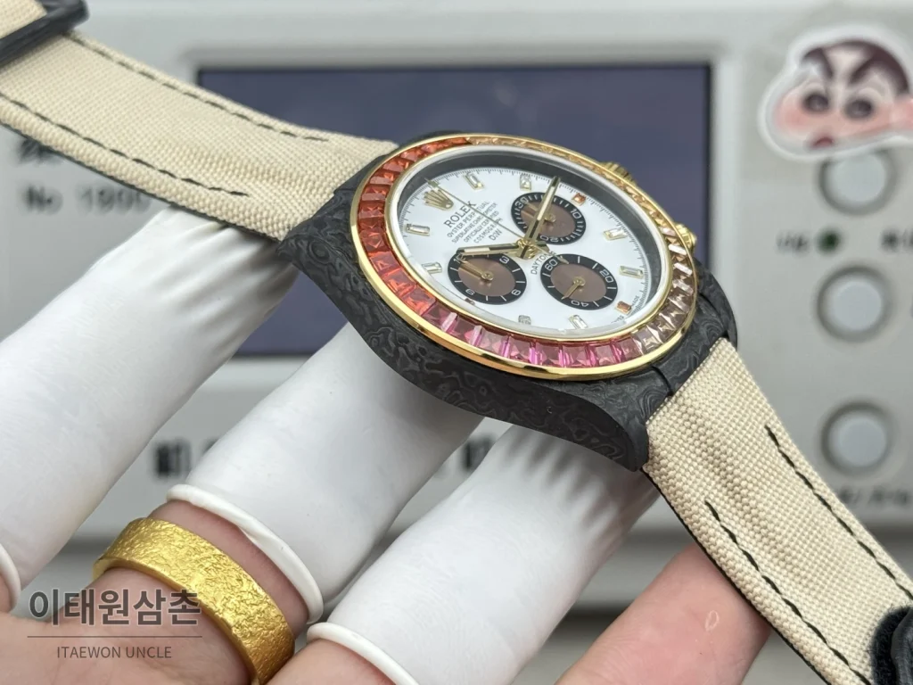 롤렉스 데이토나 카본파이버 블랙다이얼 크로노그래프 오토매틱 40mm 화이트 나일론 스트랩