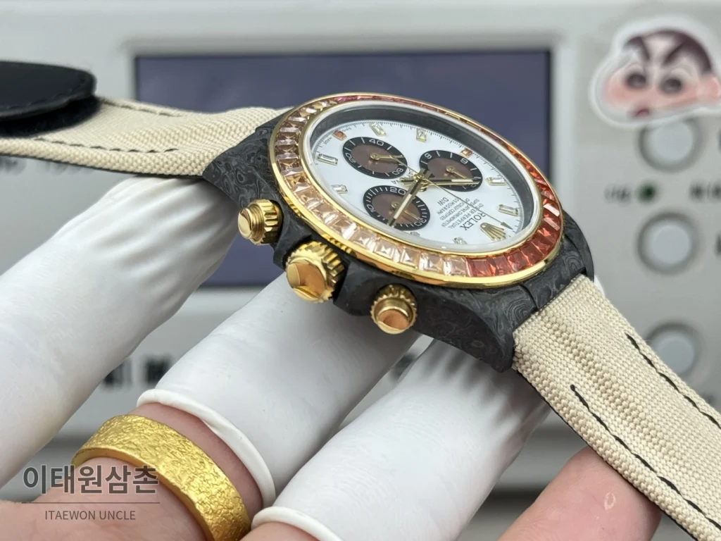 롤렉스 데이토나 카본파이버 블랙다이얼 크로노그래프 오토매틱 40mm 화이트 나일론 스트랩