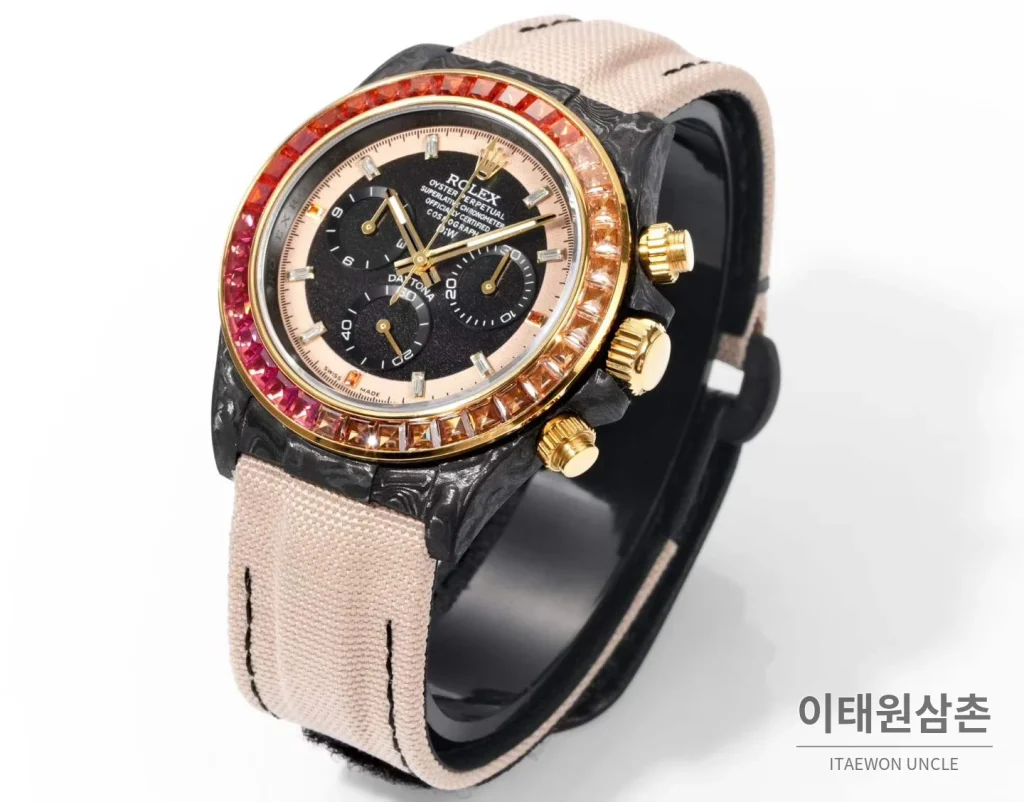 롤렉스 데이토나 크로노그래프 오토매틱 40mm 블랙 다이얼 샴페인 나일론 스트랩 멀티컬러 베젤 카본 케이스